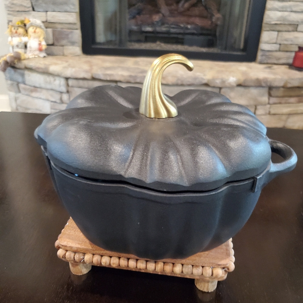 Black Pumpkin Dutch Oven-NWT